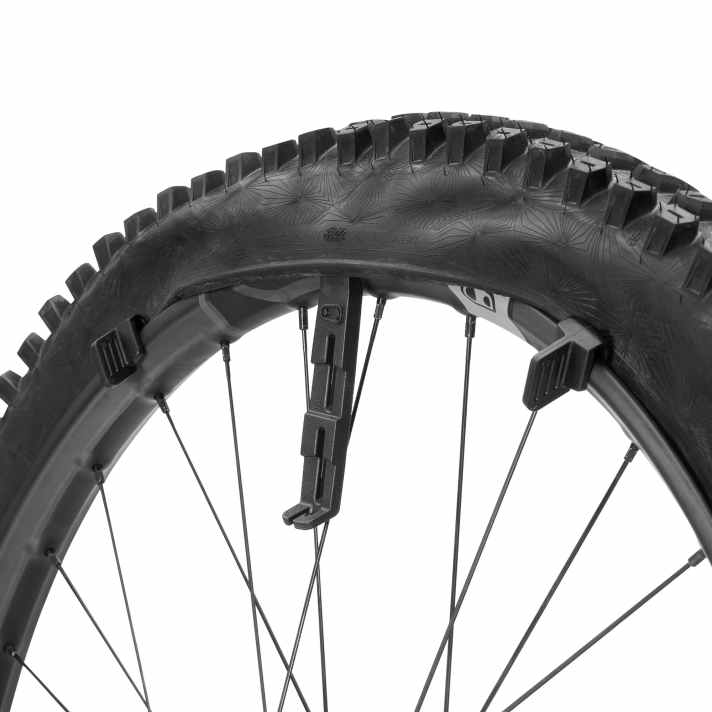 Two no sliders prevent the tyre from slipping off the rim during mounting
