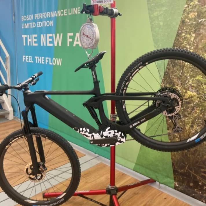 Das Ausstellungsbike mit einem offenbar neuen Bosch-Antrieb wiegt laut Waage 16,4 Kilogramm.
