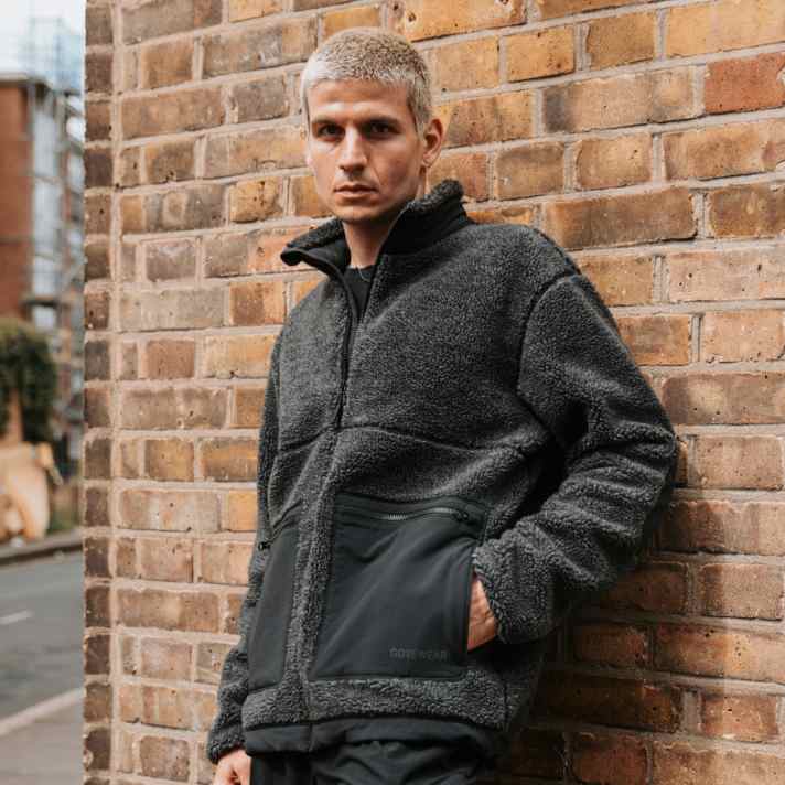 Mit der Gorewear Windstopper Fleece Jacke hält man es auch bei sehr kühlen Temperaturen an einer zugigen Hausecke aus.