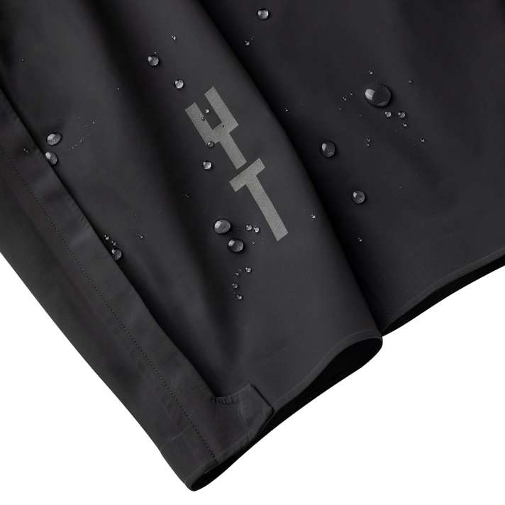 When do you go in, when do you stay out? The water column determines it! When kneeling in a squat position, approx. 4800 mm of water column already presses on the clothing.