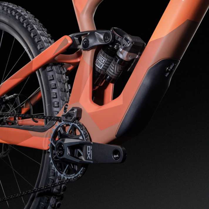 Am neuen Lapierre Zesty verläuft der Dämpfer durchs Sitzrohr und hat nun mehr Platz. Sensinilität und Endprogression sollen optimiert worden sein.