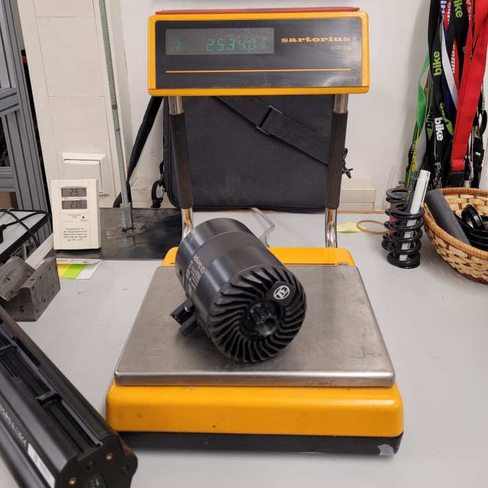 The precision scales show exactly 2.5340 kilos for the small ZF engine. This is a low value for a full-power unit.