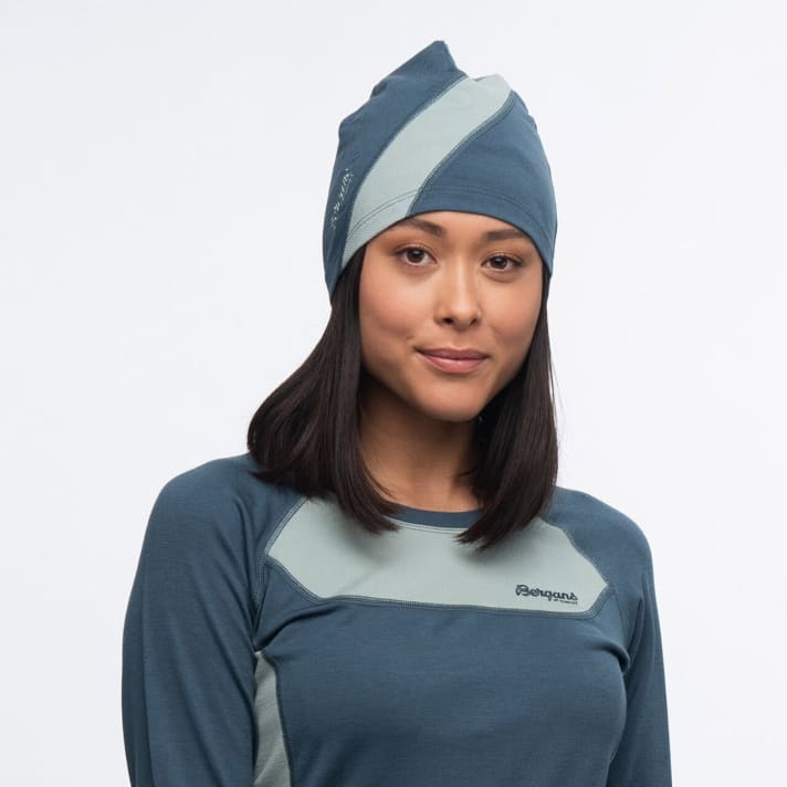 The woollen hat can be used as a beanie or under-helmet hat.