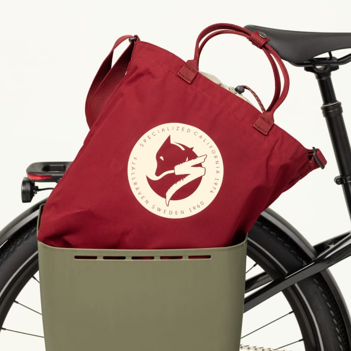 S/F Cool Cave is the name of the 20 litre side bag made of hard plastic. Various bags and rucksacks fit in perfectly