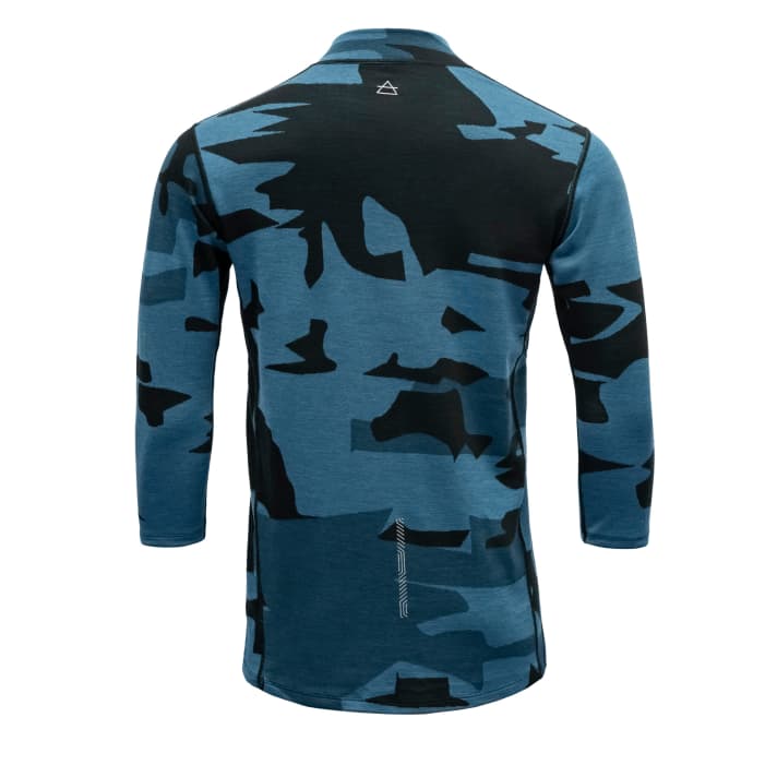 Several reflective elements for greater safety on the road can be found on the zip, sleeves and back.