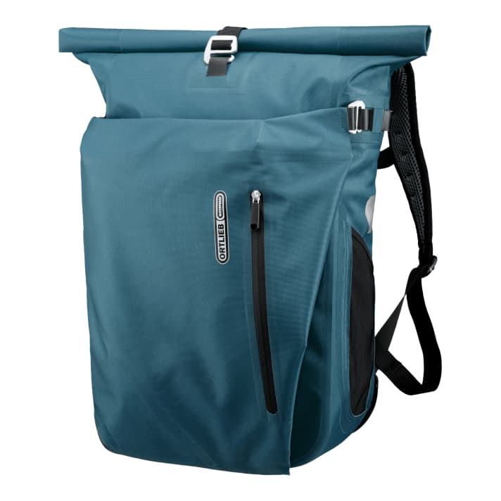 The flap covers and protects the Quick-Lock system. Small items such as keys or a mobile phone can be stored in the integrated zipped pocket.