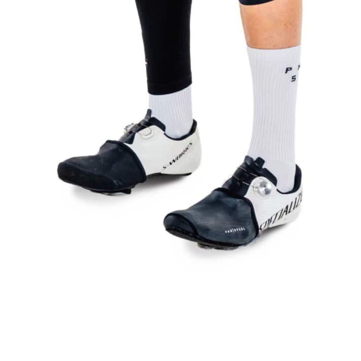 Toe caps: on the left in the picture by Fizik, on the right in the picture by Van Rysel