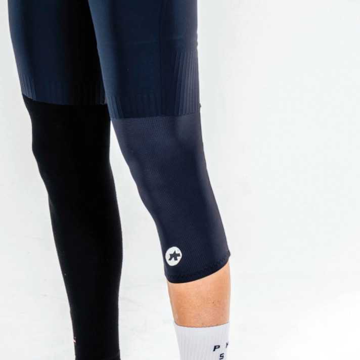 Knee ring and leg warmers on a cyclist