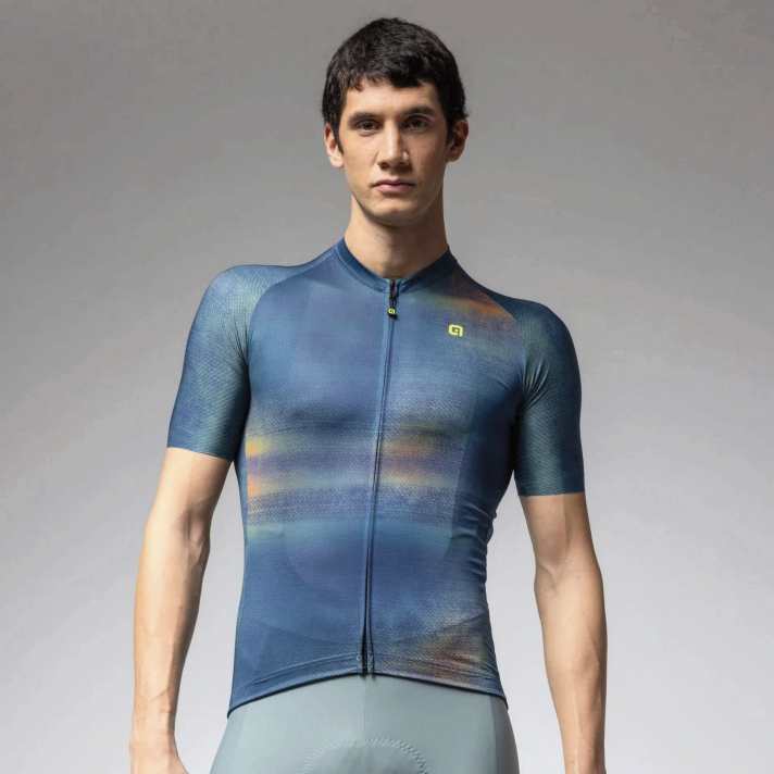 The Alé Traccia is a distinctly sporty gravel jersey