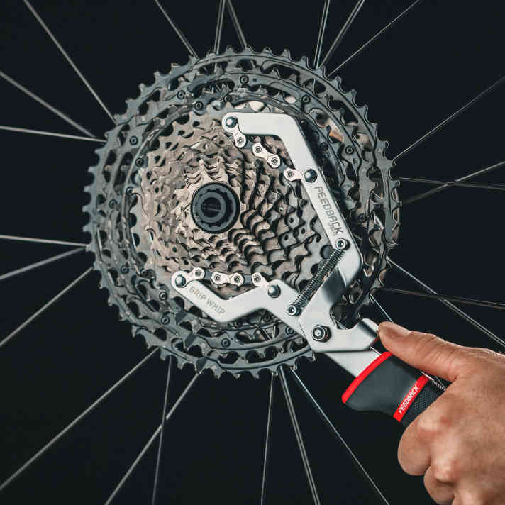 The tool engages automatically and securely on the cassette via a spring mechanism