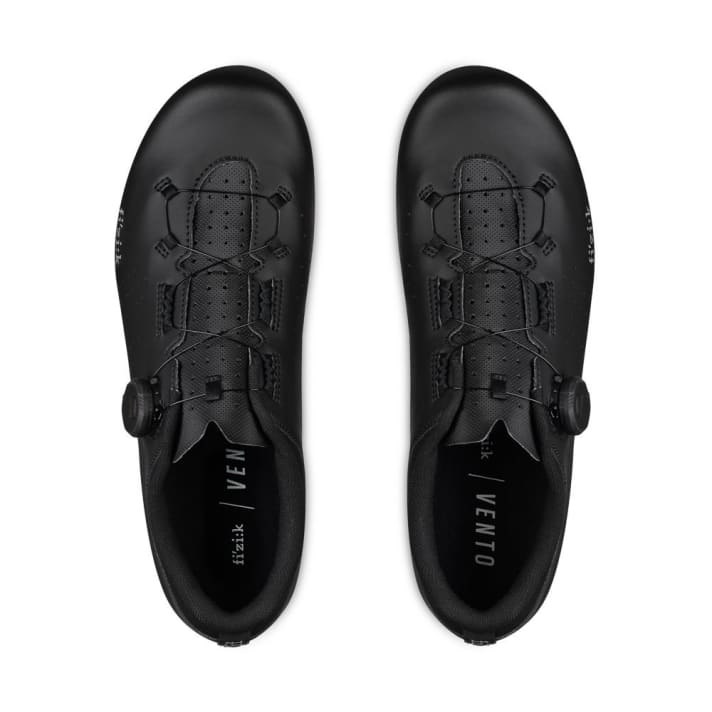 La nouvelle chaussure de course Fizik en noir/noir