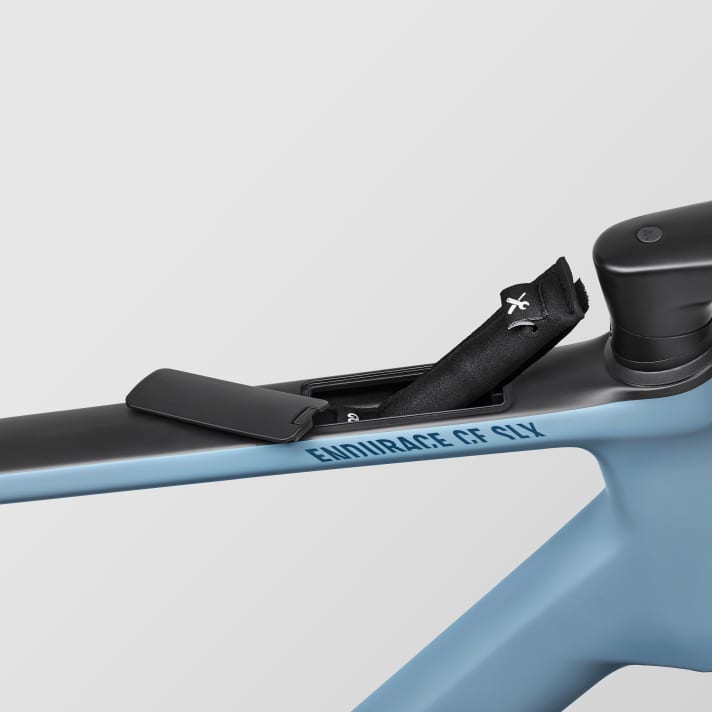 Compartiment de rangement dans le tube supérieur du Canyon Endurace