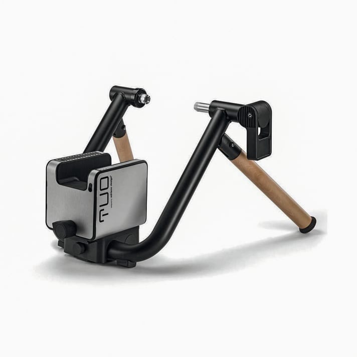 Classic functionality packaged in a modern design: The Elite Tuo is a classic roller trainer with a friction roller into which the rear wheel is clamped.