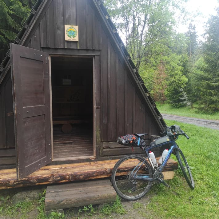 Le vélo de Max devant une cabane.