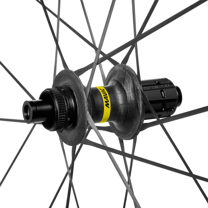 Carbone : Les moyeux, les rayons et les jantes du Cosmic Carbon Ultimate 45 sont solidement laminés ensemble | t