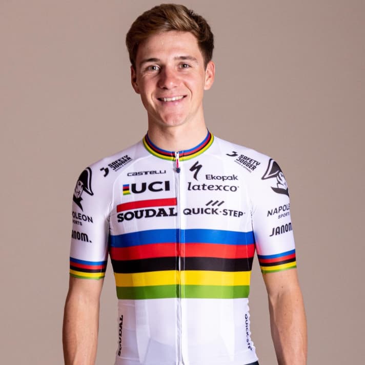 This is the new jersey of world champion Remco Evenepoel, who is part of the Soudal - Quick Step team