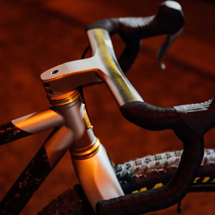 In Deutschland gefertigte Monocoque-Carbon-Abnbauteile vom Leichtbau-Spezialisten Bike Ahead drücken das Gewicht des 32”-Gravelbikes.