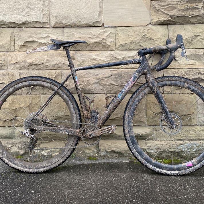 Hättet ihr es geglaubt? Das Rad hat noch nie eine Matschpfütze geschweige denn einen Waldweg gesehen. Hier wurden drei Tüten des Gravel Spray Ons verarbeitet, um dieses täuschend echte Ergebnis zu erzielen.