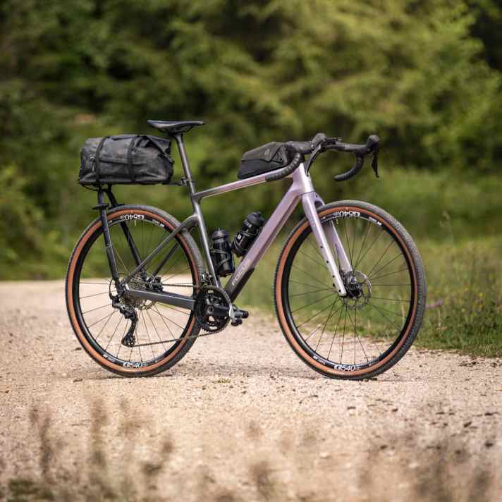 Das Focus Atlas 8.7 ist der Einstieg in die Welt der Carbon-Gravelbikes bei Focus und zeigt hier eine weitere optionale Gepäckträger-Option.