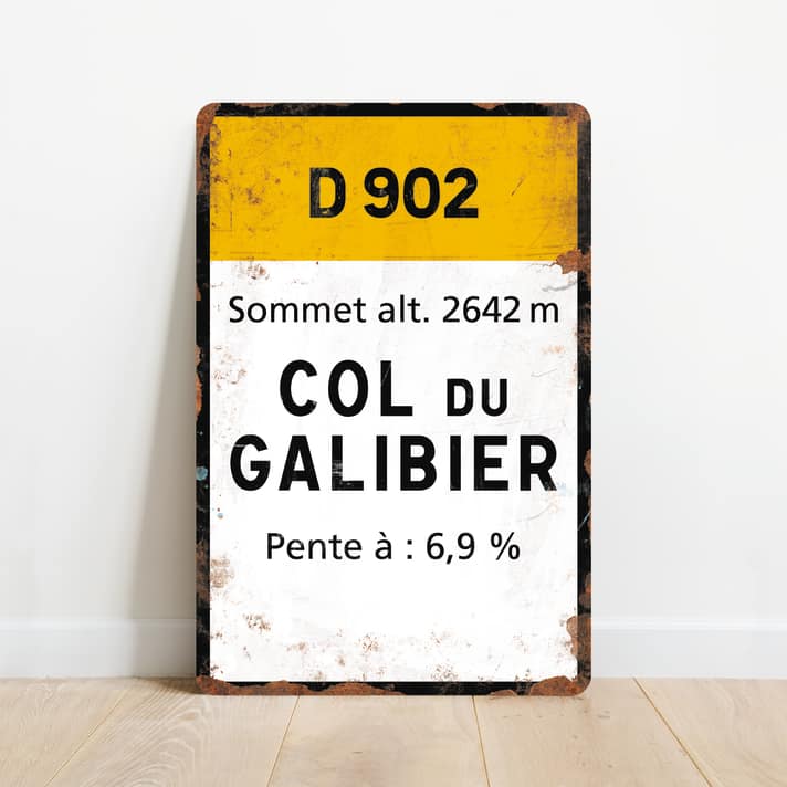 Le panneau de l'itinéraire du col du Galibier est fait à l'ancienne.