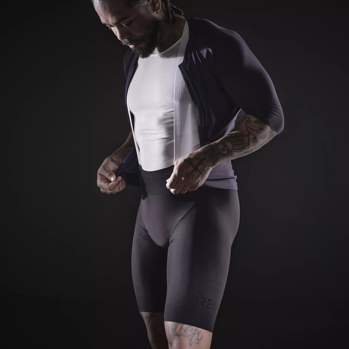 Minimierte Nähte, glatte Optik, Atmungsaktivität: Auf diese Punkte hat man bei Gore bei der Produktion der neuen Ultimate Trägerhose auch geachtet.