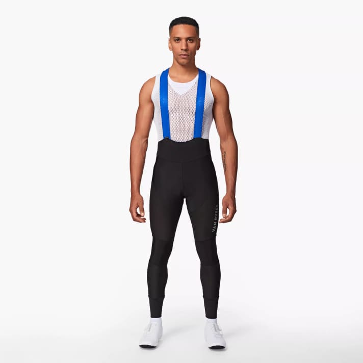 The Super Roubaix™ fabric of the RCR Extreme Bib Tight combined with a water-repellent, windproof membrane promises warmth and weather protection.