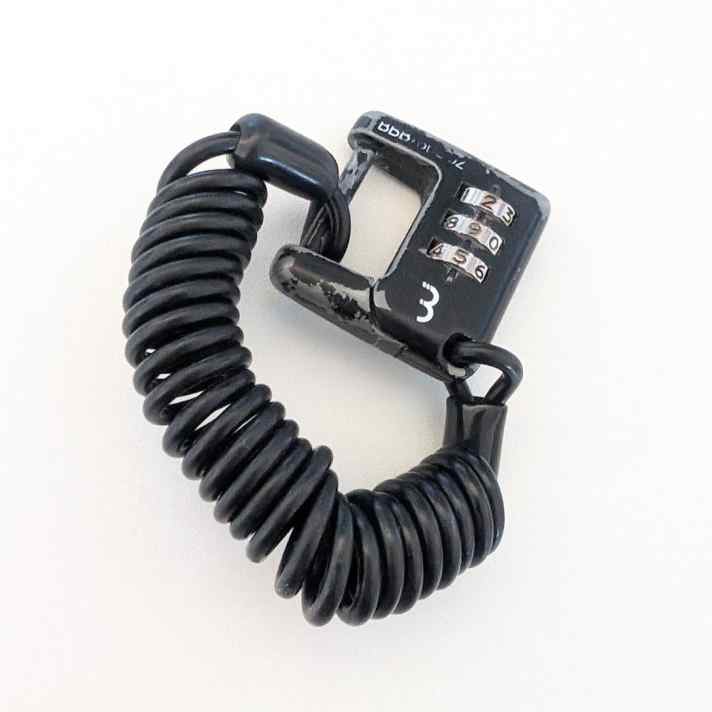 So sieht das Schloss aus, wenn es schon viele Bikepacking-Touren hinter sich hat. Es war meist in der Rahmentasche oder an der “Arschrakete” befestigt. An einigen Stellen ist der Lack abgeplatzt, es funktioniert aber noch tadellos.