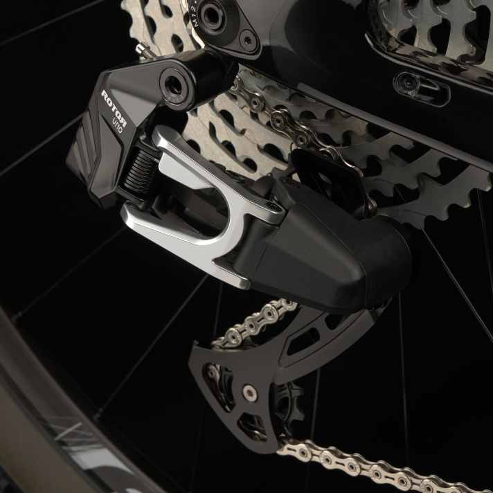 The rear derailleur is made from a mix of aluminium and high-strength glass fibre-reinforced nylon. It is compatible with the most common cassettes from 10 to 13 gears