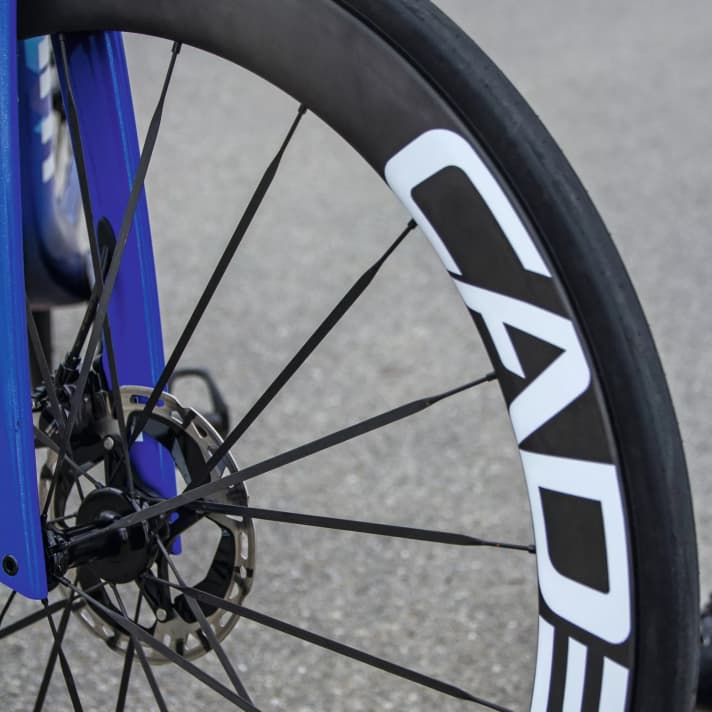 Die  neuen Cadex-Laufräder mit Carbonspeichen sind leicht und schnell, aber auf bestimmte Reifen beschränkt