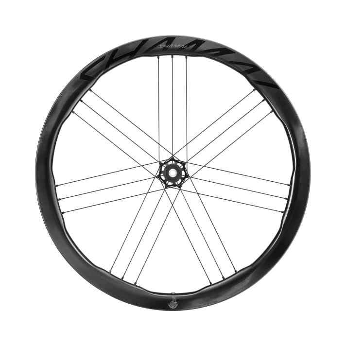 Die Felgenform macht deutlich, warum die neuen Campagnolo Shamal-Laufräder den Zusatz Dual Profile tragen. Da, wo die Speichen sitzen, ist das Felgenprofil höher.