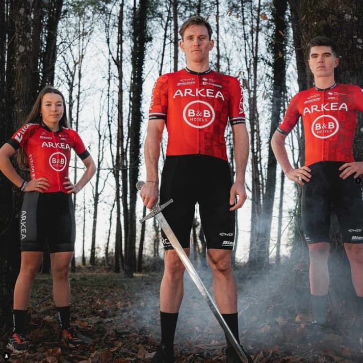 Das Thema des Trikots von Arkea ist “Excalibur” - Namensgeber ist das legendäre bretonische Schwert König Artus