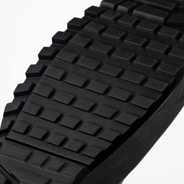 The lug profile of the Fizik Terra Nanuq GTX Flat should not only provide grip on muddy ground, but also on slippery rocks thanks to a special rubber compound.