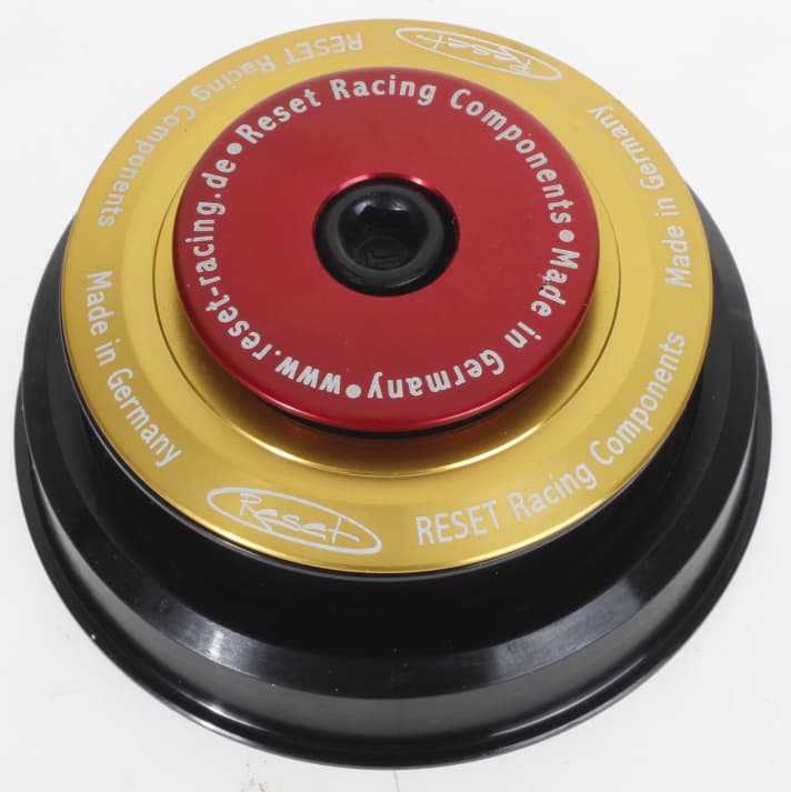 Black-red-gold: Reset Racing is one of the few manufacturers of <a href="https://www.bike-magazin.de/komponenten/gabeln-daempfer/steuersaetze/" target="_blank" rel="noopener noreferrer">tax kits</a> in Germany.