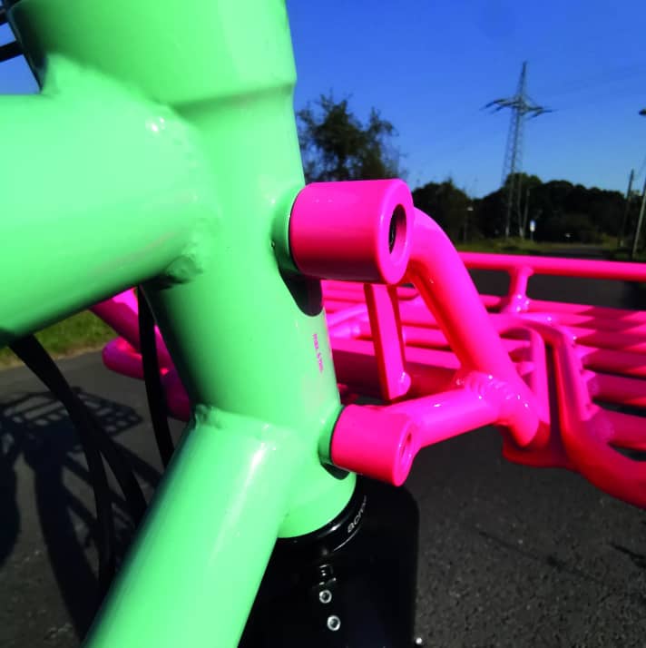 Ohne den Träger sind die vier ­Gewindeösen mit Stopfen ­verschlossen. Sie geben dem massiven Anbauteil extreme Stabilität.