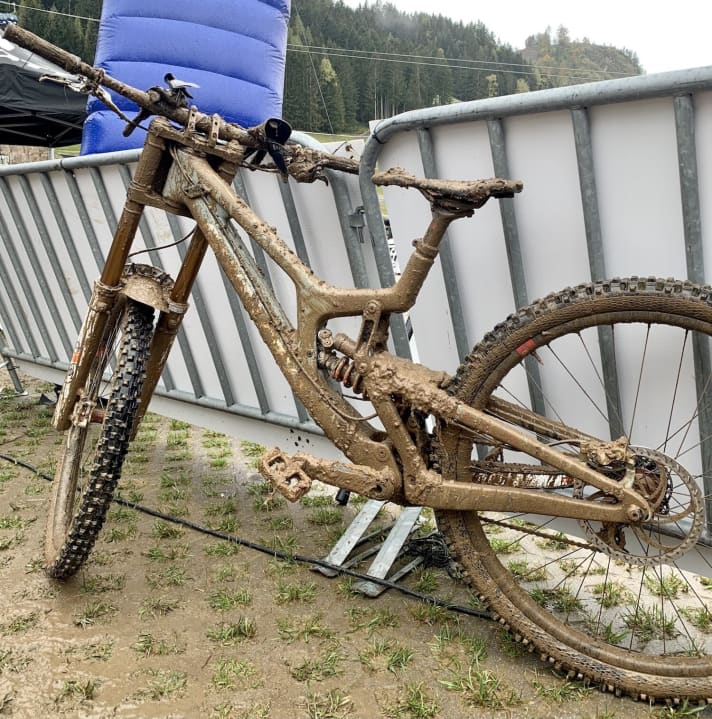 Mud and grime are simply part of mountain biking, as seen here on the competition bike of <a href="https://www.bike-magazin.de/events/fahrer/starke-frauen-im-bike-sport-nina-hoffmann-die-schnellste-downhillerin-deutschlands-im-interview/" target="_blank" rel="noopener noreferrer">downhiller Nina Hoffmann</a>. Now clean up quickly before the dirt crusts up.