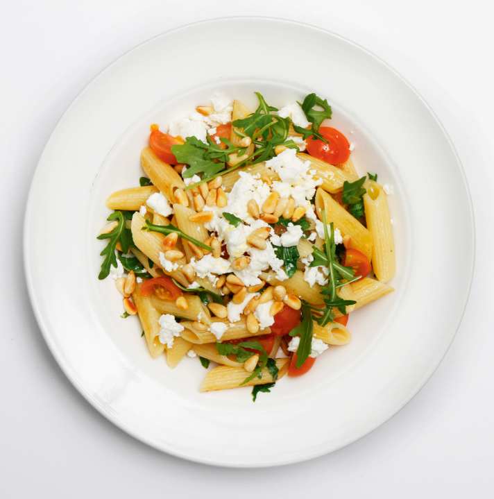 Klassiker fürs Carboloading: Rucola-Feta-Nudeln liefern ordentliche Kohlenhydrate.
