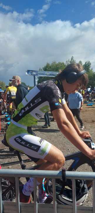 Nico focusses before the race with music in his ears.