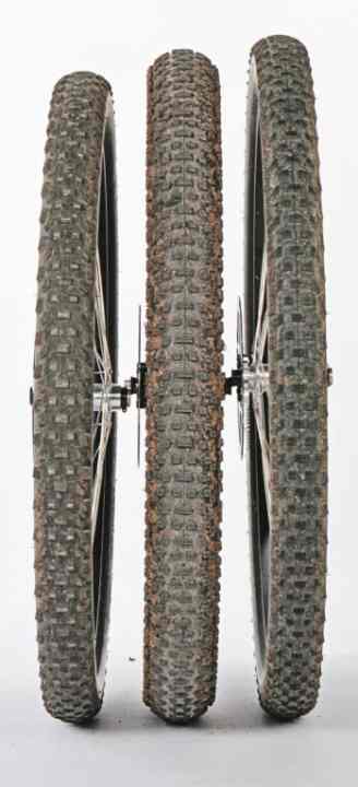 Here you can see the difference between the common MTB wheel sizes: 27.5 inches on the left, the Plus version 27.5+ in the centre and 29 inches on the right. The traditional 26-inch size no longer plays a role in current bikes.