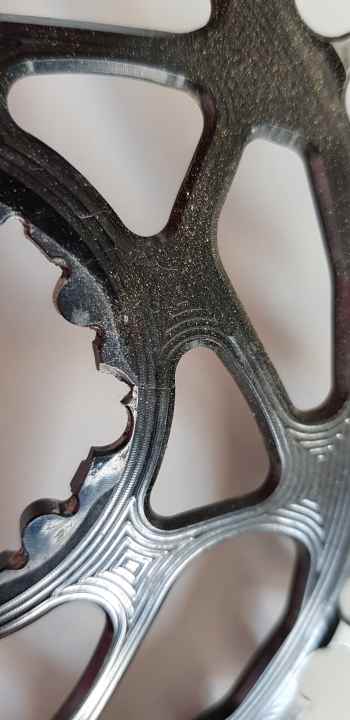   Rissbildung: Das ovale Nachrüstkettenblatt von Absolute Black riss nach 3700 km und machte Knackgeräusche. Die Kette wurde zuvor bei 2500 km gewechselt.