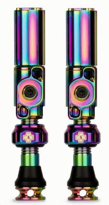 Les valves Big-Bore sont disponibles en quatre longueurs différentes ainsi qu'en six couleurs chics - et bien sûr aussi en Oil-Slick !