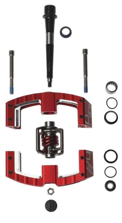   Crank Brothers Mallet DH in detail Completely disassembled, you can easily recognise the individual parts of the pedal and the order in which they belong on the axle and in the frame. Needle bearings (or plain bearings) are on the inside, the ball bearings are on the outside of the pedal.