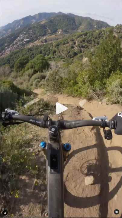 Sowohl die kabellose Remote, als auch das Touch-Display sind recht deutlich als Parts des DJI Avinox erkennbar.