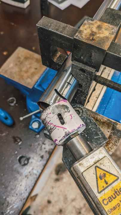 Bereits am Montag wurden nach einer kurzen Einführung Rohre markiert, geschnitten, gebohrt und gefeilt.