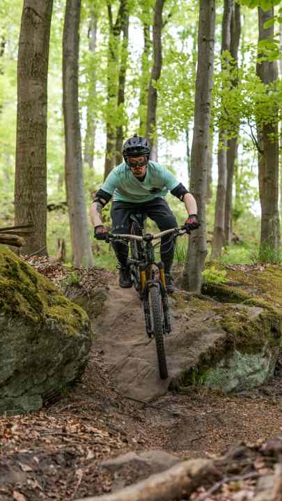 The rock rolls and stepdowns on the "Schwarze Fünf" MTB trail in Saarbrücken can always be bypassed on this loop using the chickenway.