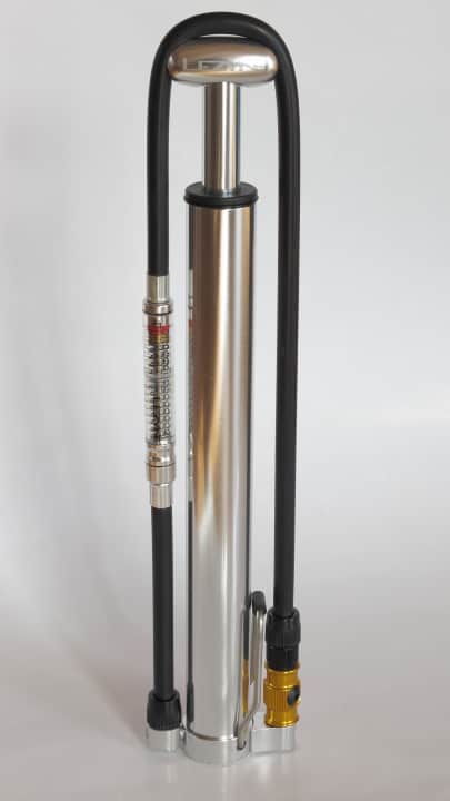   A floor pump for travelling: At 208 grams, the Lezyne pump weighs considerably more than mini pumps, but also blows considerably more air into the tube per stroke.