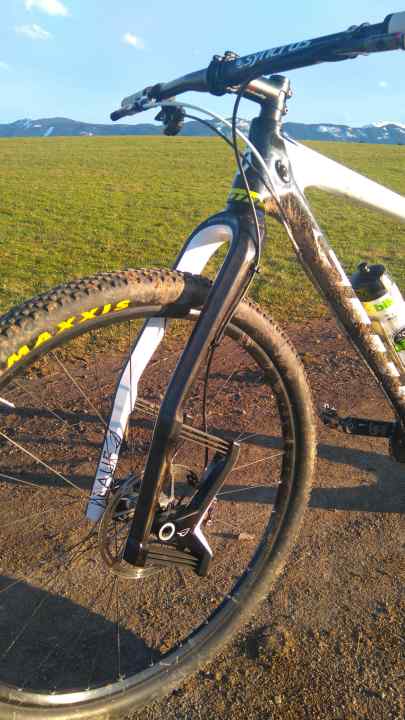   If the front brake is mounted on the left-hand side, the brake line runs in tight bends.