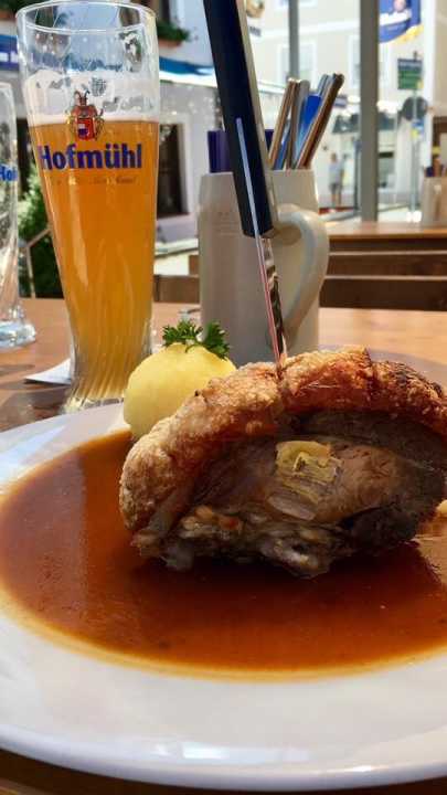   Davon habe ich nachmittags lange gezehrt: leckere Schweinshaxe im Braugasthof Trompete in Eichstätt.