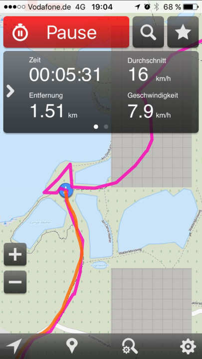   Eigentlich alle Funktionen, die man braucht. Nur die Karte zentriert sich nicht selbstständig. Man muss sie ziehen.