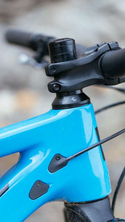 Long fork, lots of spacers, angled stem: the front of the Pivot Switchblade is high. In the test, we lowered the cockpit in favour of the pressure on the front.
