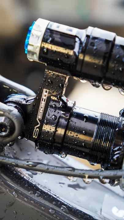 Thanks to its compact design, the SV8 should fit into many different MTB frames | Darren Murphy